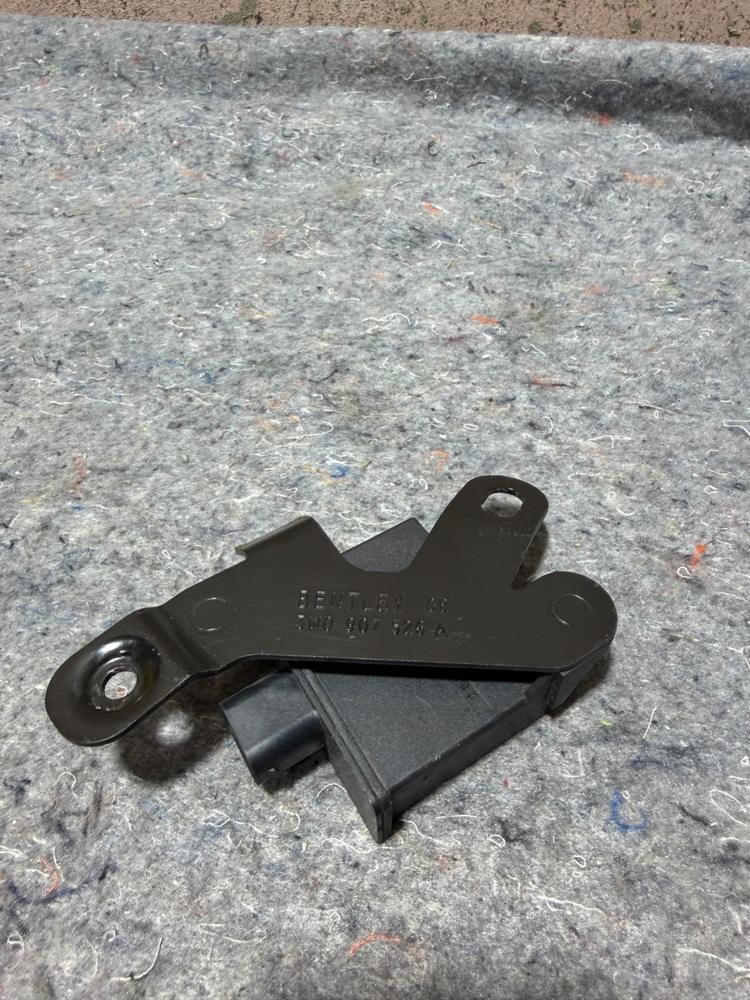 Audi VW Tyre Pressure Control Sensor 4F090728303 OEM – photo 2