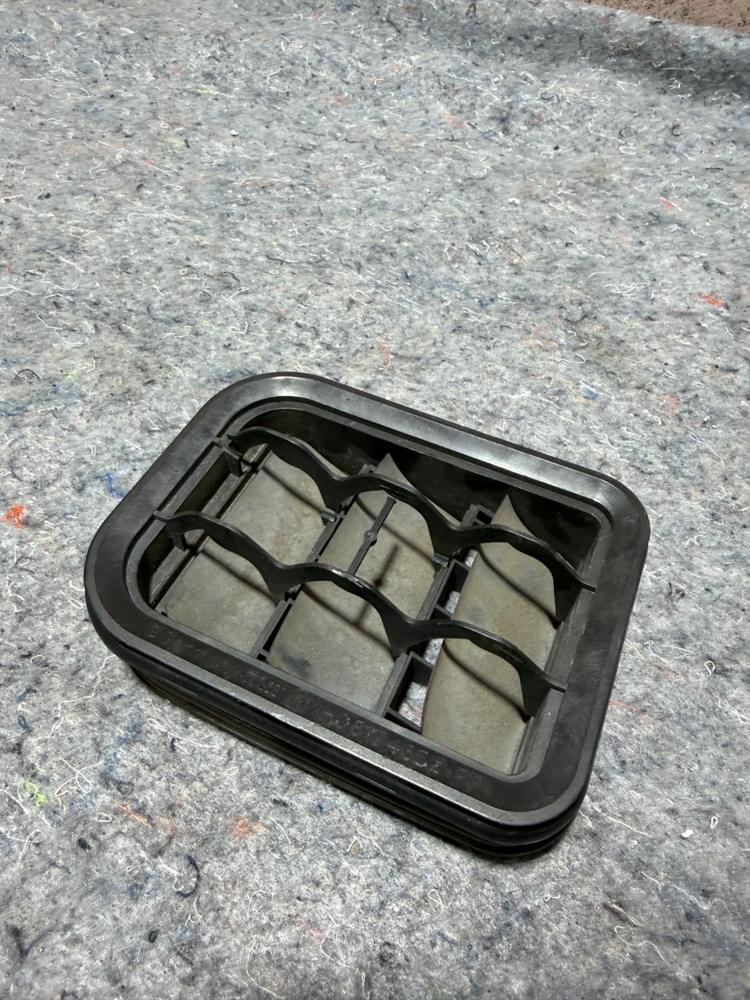 Bentley Continental Rear Left Quarter Panel Pressure Air Vent 1H0819465E OEM – photo 1