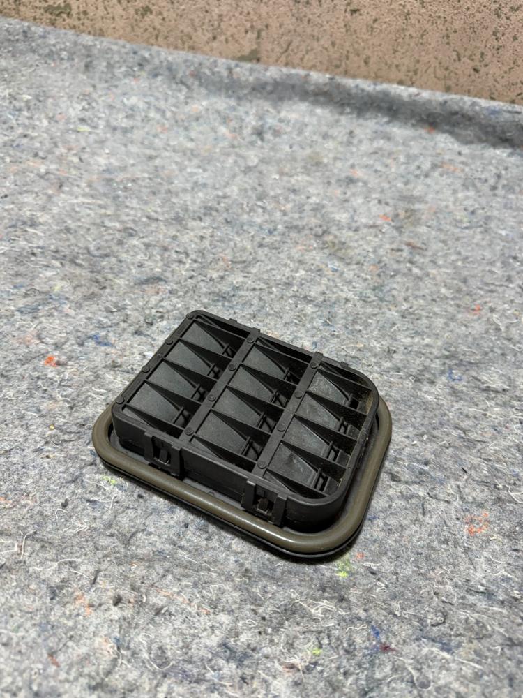 Bentley Continental Rear Left Quarter Panel Pressure Air Vent 1H0819465E OEM – photo 2