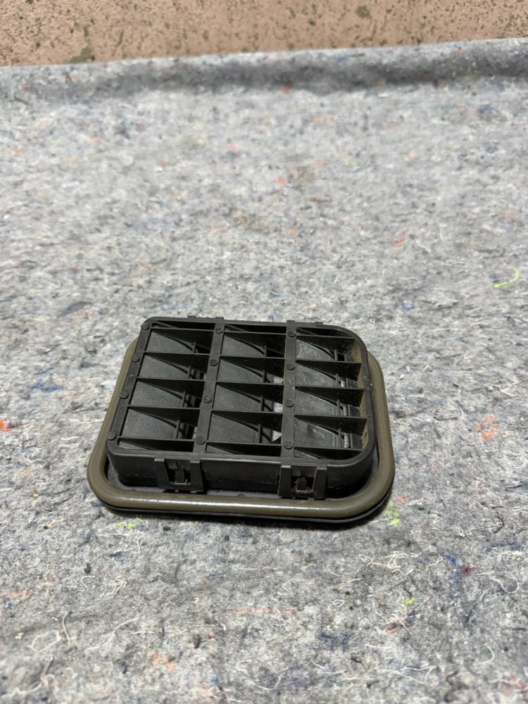 Bentley Continental Rear Left Quarter Panel Pressure Air Vent 1H0819465E OEM – photo 3
