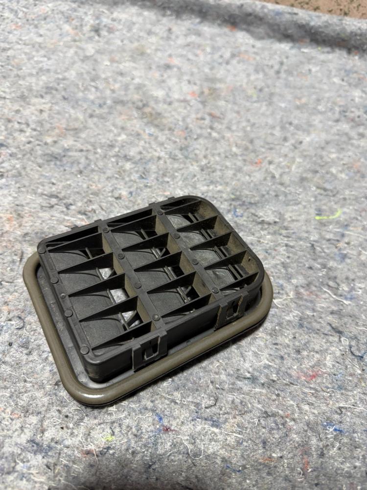 Bentley Continental Rear Left Quarter Panel Pressure Air Vent 1H0819465E OEM – photo 4