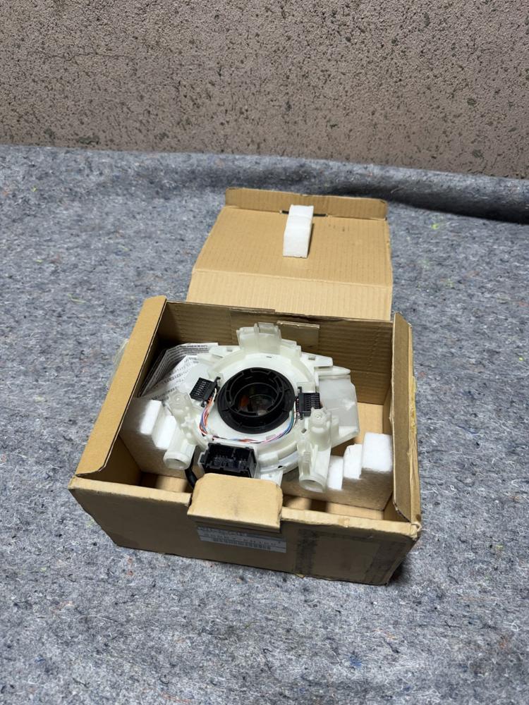 Genuine Infiniti Body 25567EH125 OEM New in Box – photo 1