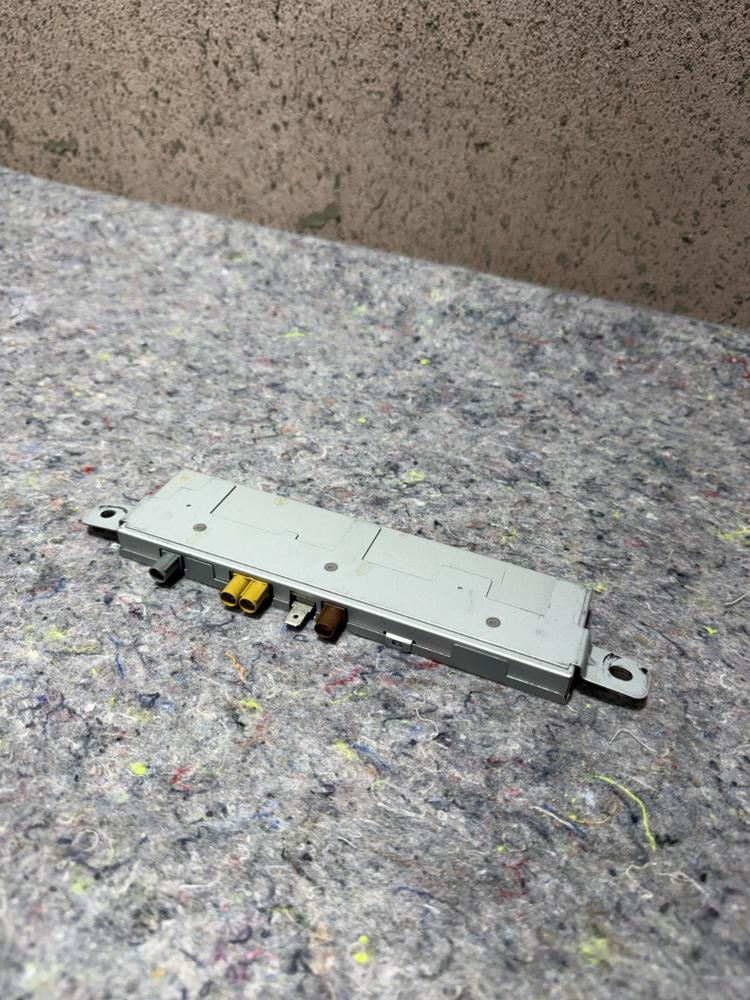 06-12 Bentley Continental Antenna Booster Amp Amplifier Unit 3W5035225H OEM – photo 2