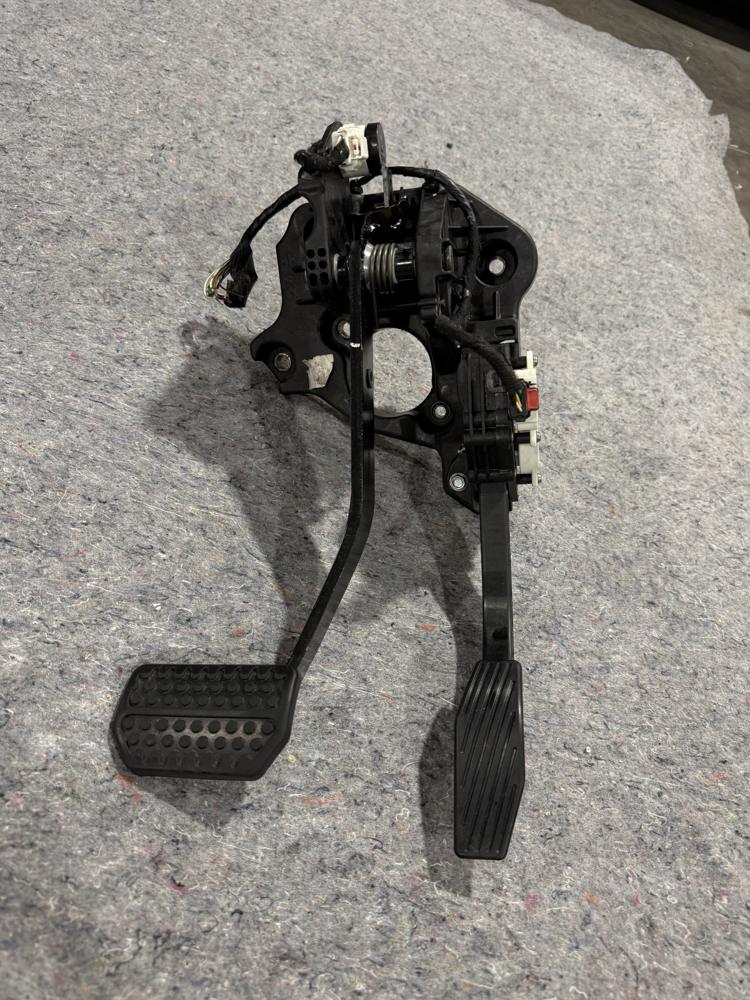 Chevrolet Accelerator and Brake Pedal Set 42712601 OEM – photo 1