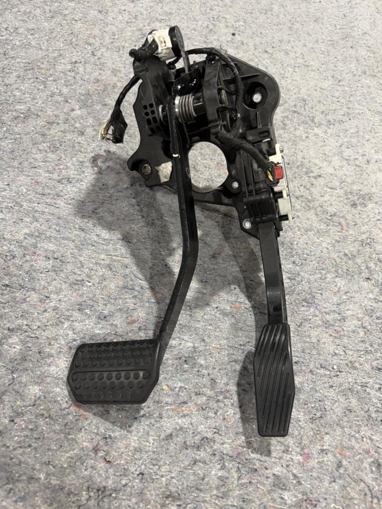 Chevrolet Accelerator and Brake Pedal Set 42712601 OEM – photo 3