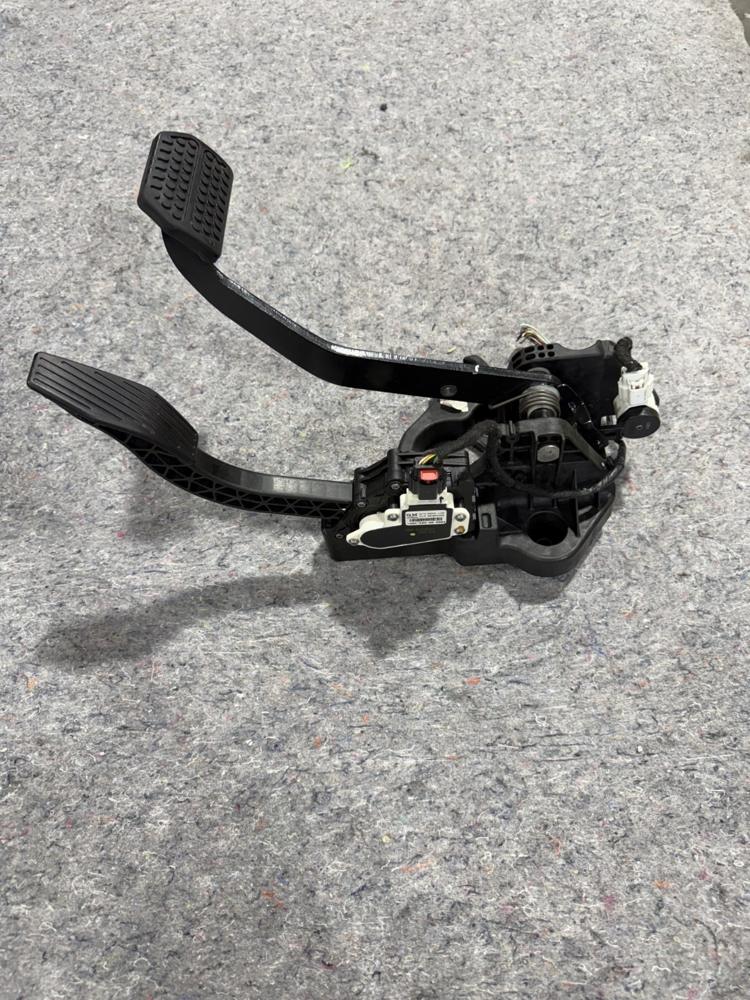 Chevrolet Accelerator and Brake Pedal Set 42712601 OEM – photo 4
