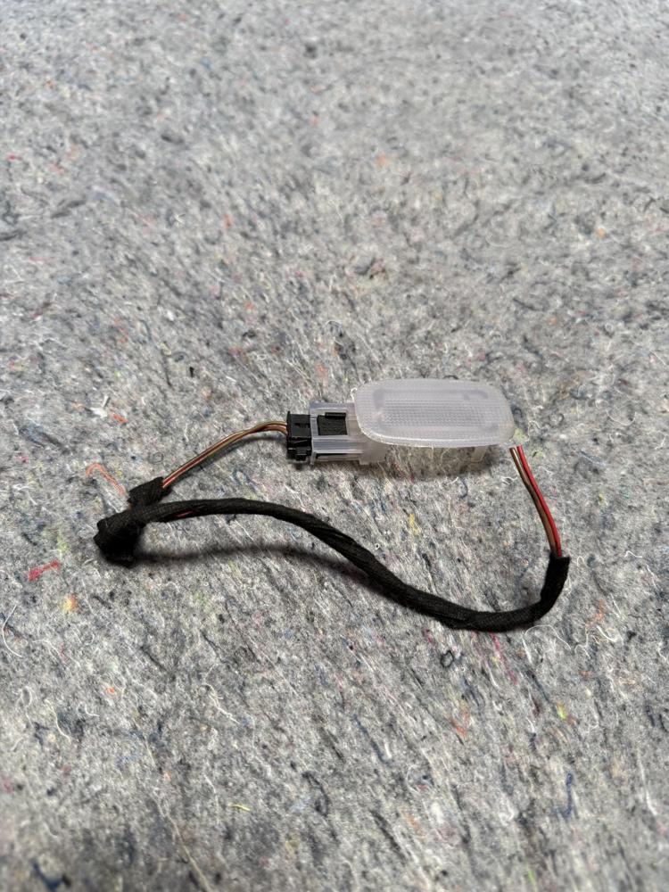07-12 Mercedes GL450 Interior Dome Courtesy Lamp Reading Light 2118203801 OEM – photo 3