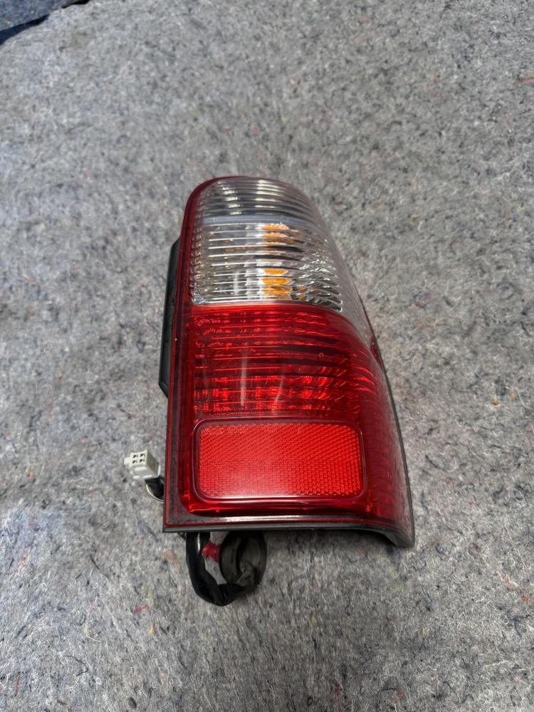 2000-2002 Toyota 4RUNNER Passenger Tail Light Rear Right RH 81551-35240 OEM – photo 1