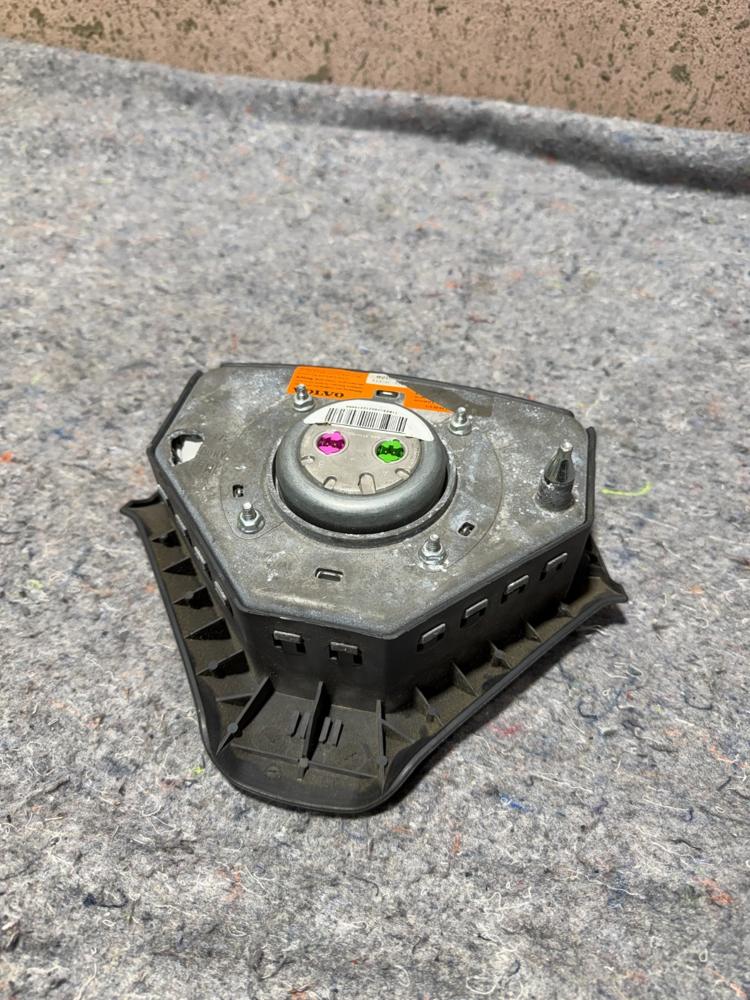 Volvo S60 Steering Wheel Center Cap 9208345 OEM – photo 4