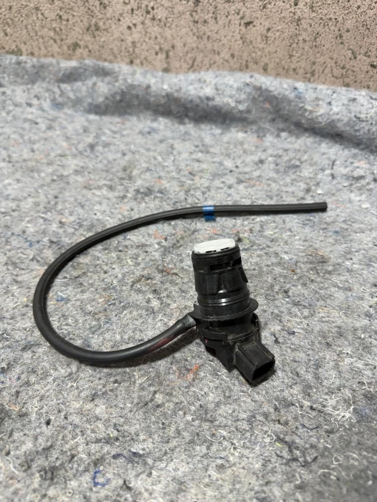 Genuine Toyota Pump Assy Rr Washer 85330-60180 OEM – photo 1
