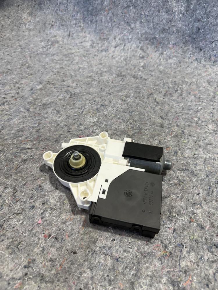 08-15 Audi TT Passenger Right Window Regulator Motor 8J8959801E OEM – photo 2