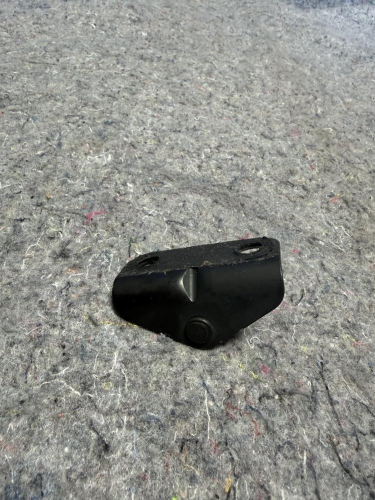 Chevrolette Corvette Liftgate Strut Bracket 22817995 OEM – photo 2