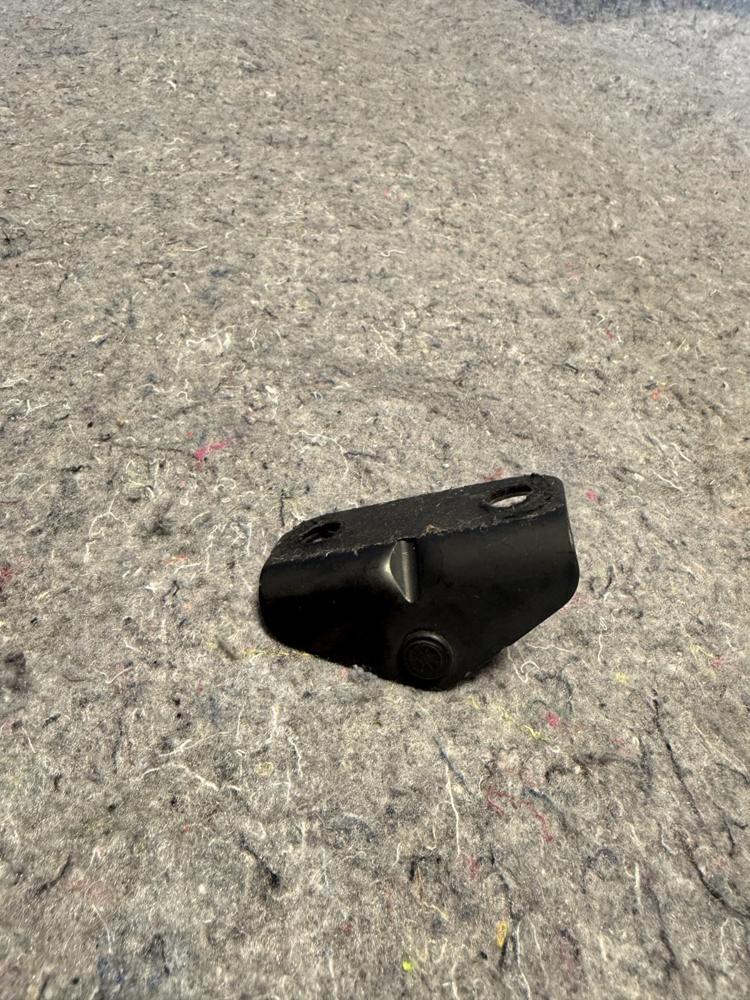Chevrolette Corvette Liftgate Strut Bracket 22817995 OEM – photo 4