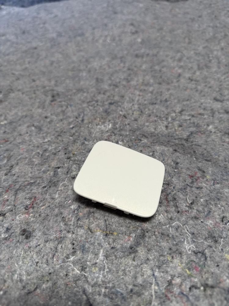 Infiniti Tow Eye Cap 622A14GA0A OEM White – photo 1