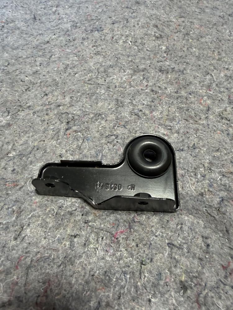 Maserati Levante LH Lower Bracket Assembly 670031960 OEM – photo 2