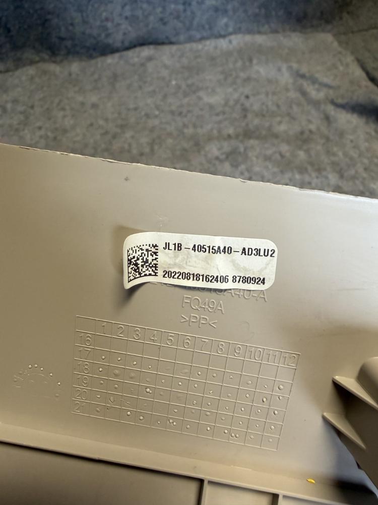 Ford Expedition Molding JL3Z4041308AL OEM – photo 2