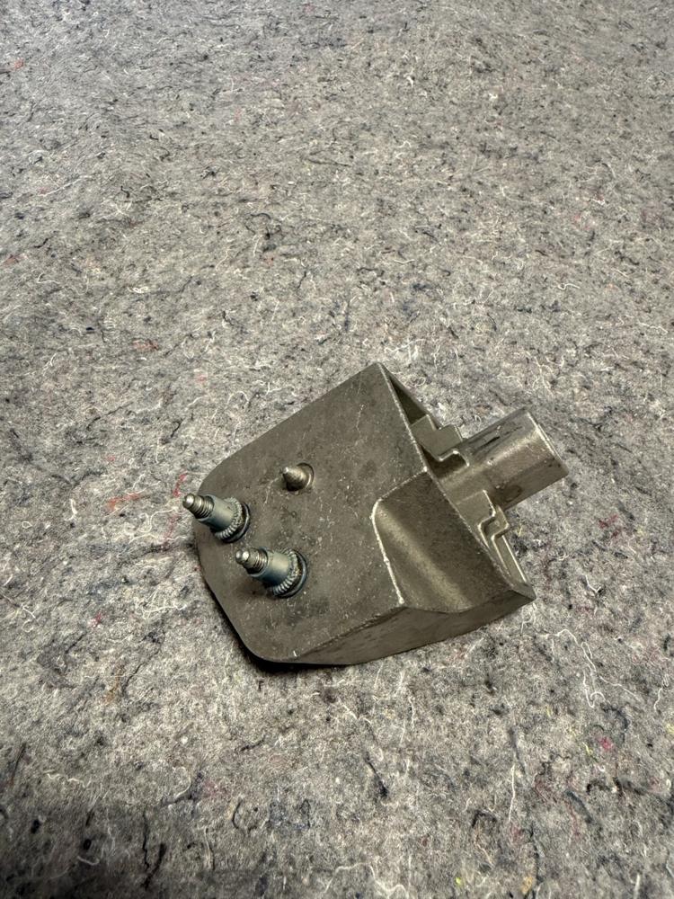 14-17 Maserati Ghibli Right Passenger Front Mount Support Bracket OEM – photo 2